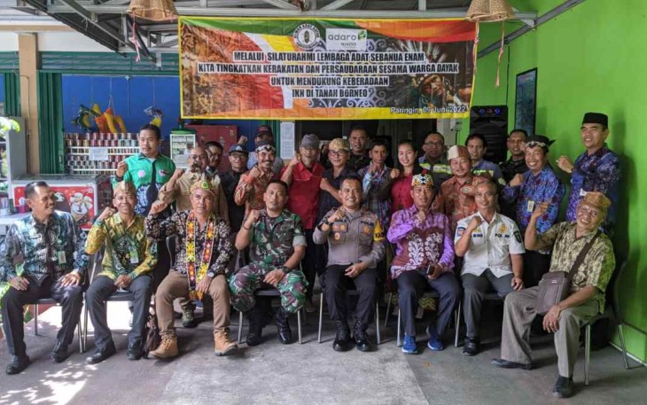 Foto bersama silaturahmi lembaga adat sebenua enam di kabupaten Balangan 