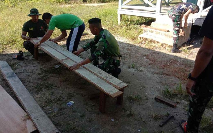 Membuat prasarana pendidikan, Meja dan Kursi ala Satgas Yonarmed 19/105 Trk Bogani