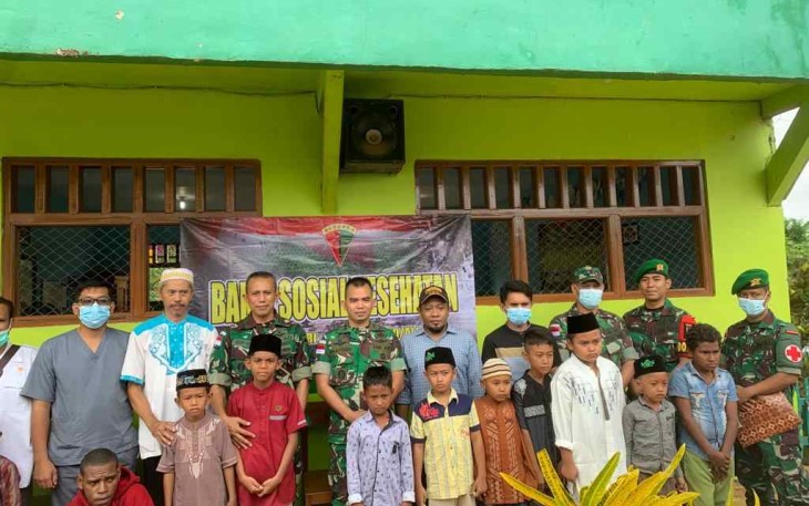 Foto bersama usai khitanan massal di perbatasan 