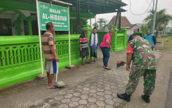 Kerja bakti bersihkan masjid bersama warga binaan