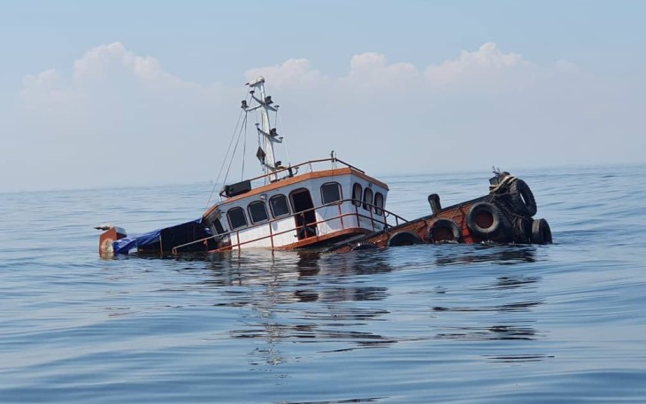 Evakuasi ABK Kapal Tenggelam di Selat Durian