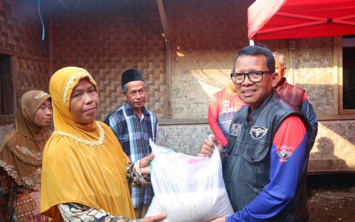 Heni Yuwono saat penyerahan baksos paket sembako Kumham Peduli Desa Tertinggal