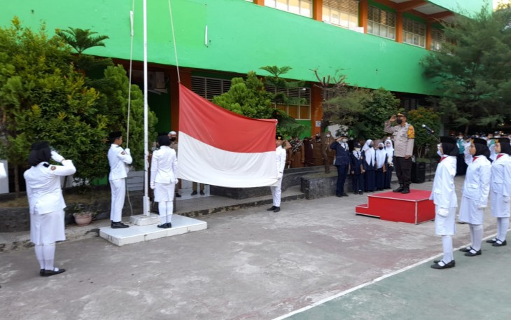Kapolsek Mamuju sebagai Inspektur Upacara di SMPN 3 Mamajang
