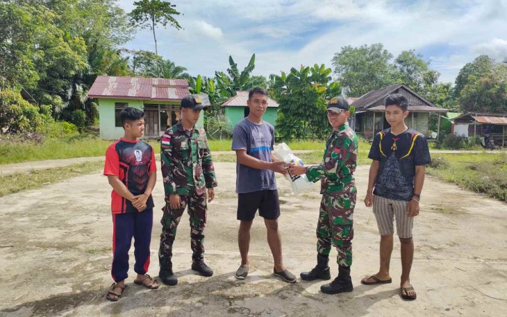 Pemberian sarana olahraga di perbatasan 