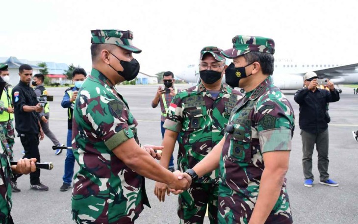 Jabat tangan Danlantamal XI Merauke sambut Pangkogabwilhan III
