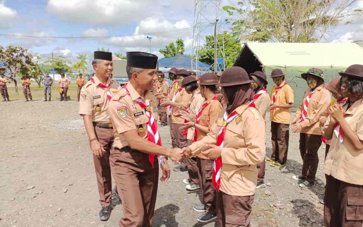 Danlanal Timika saat menyalami anggota saka bahari