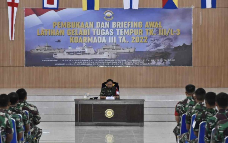 Pangkoarmada III saat memberikan penekanan kepada peserta Latihan Glagaspur Tingkat – III / L3 