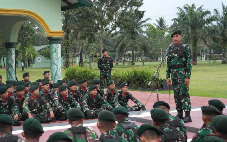 Danyonif 100/PS saat memberikan jamdan