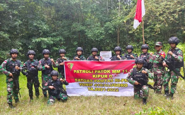 Patroli patok perbatasan RI - PNG satgas Yonif 410/Alugoro 