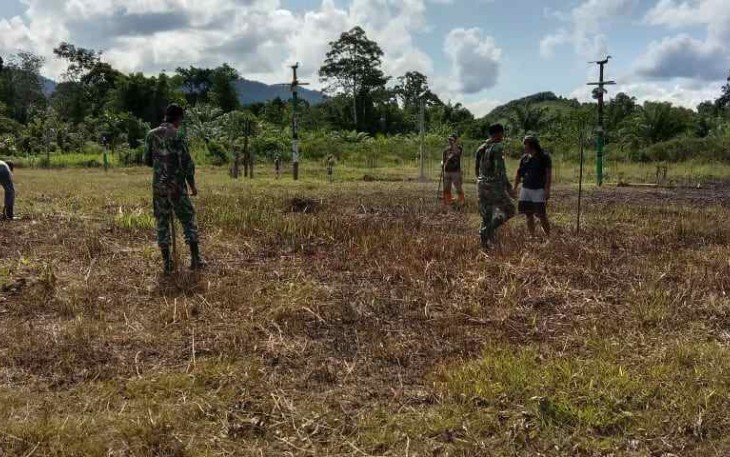 Karya bakti bersihkan lahan di perbatasan 