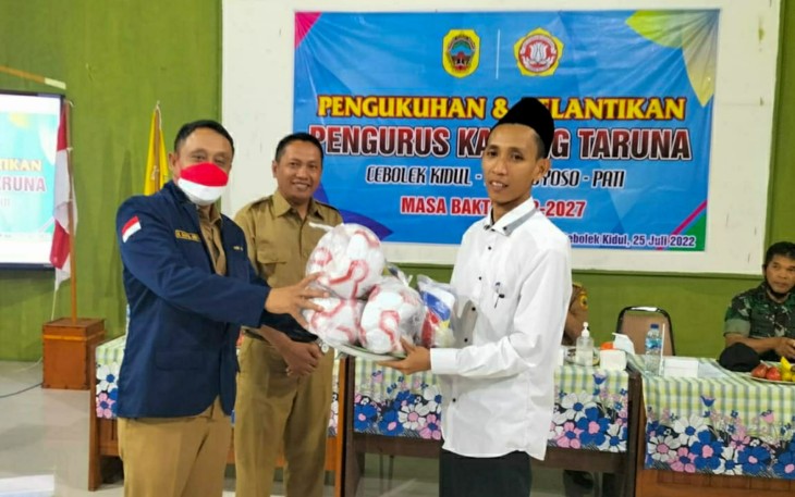 Wabup Safin  saat menghadiri pelantikan Karang Taruna Desa Cebolek 