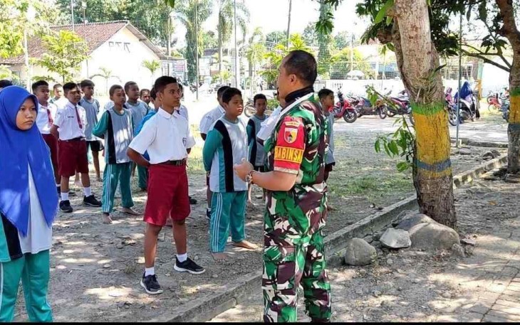 Latih siswa Peraturan Baris Berbaris 