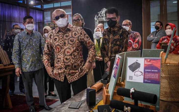 MenkopUKM Teten saat melihat pameran Merchandise G20 di gedung Smesco Jakarta 