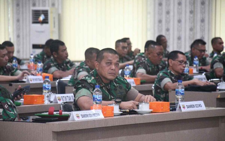 Danrem 023/KS saat mengikuti rapat evaluasi di Kodam I/BB
