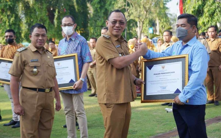 Walikota Cilegon saat memberikan penghargaan 