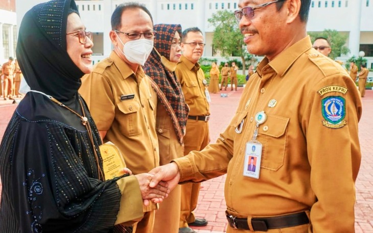 Kepala BKD provinsi kepulauan Riau saat memberikan ucapan selamat