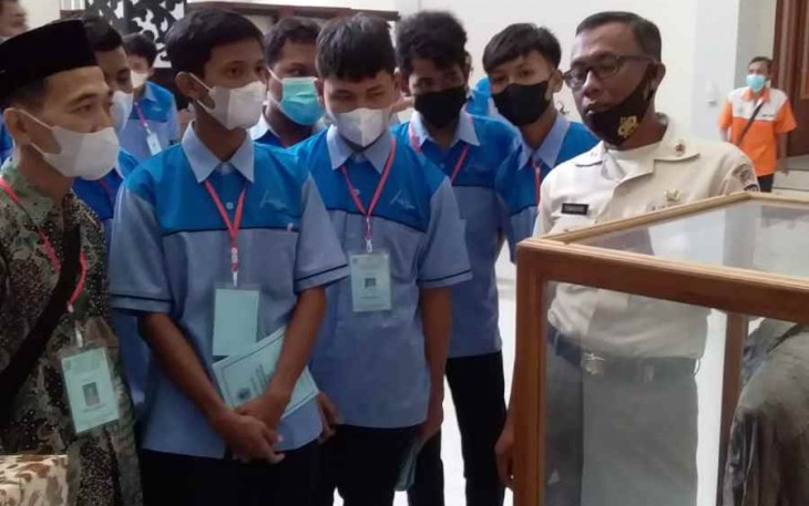 Antusias siswa saat menerima penjelasan dalam pameran museum di lobby TVRI Yogyakarta 