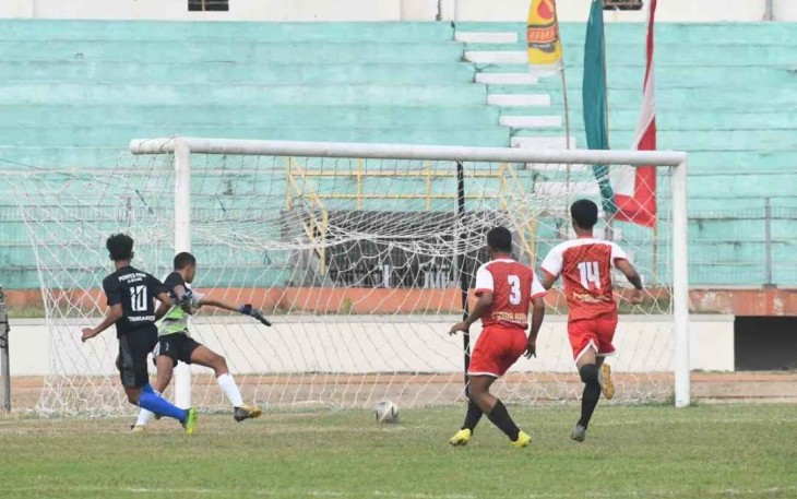 Pemain Al Mujari Trenggalek saat lesakkan gol