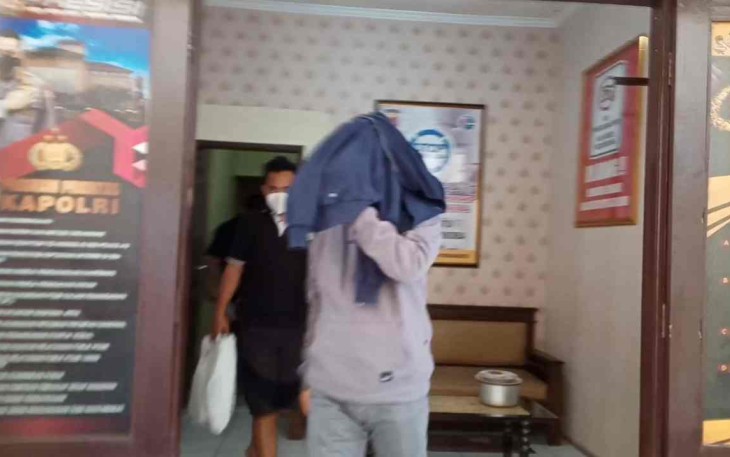 Anggota DPRD Purwakarta YN dari fraksi PDIP saat dibawa ke BNN Karawang