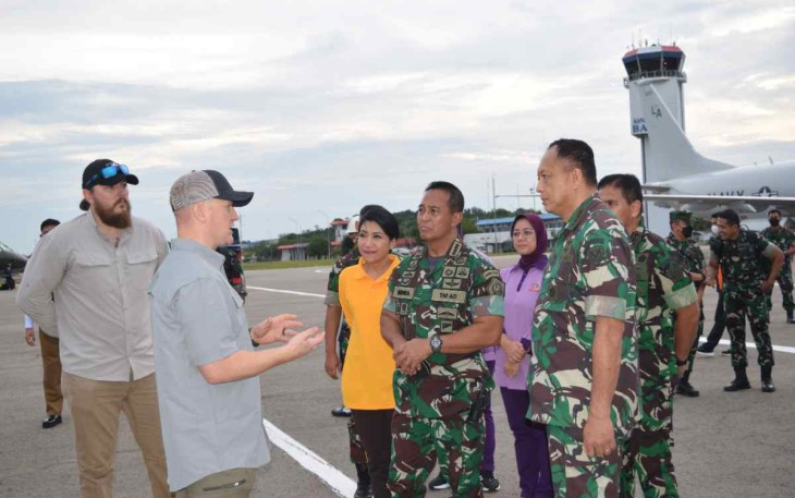 Panglima TNI dan Kasau saat di Lanud Hang Nadim Batam 