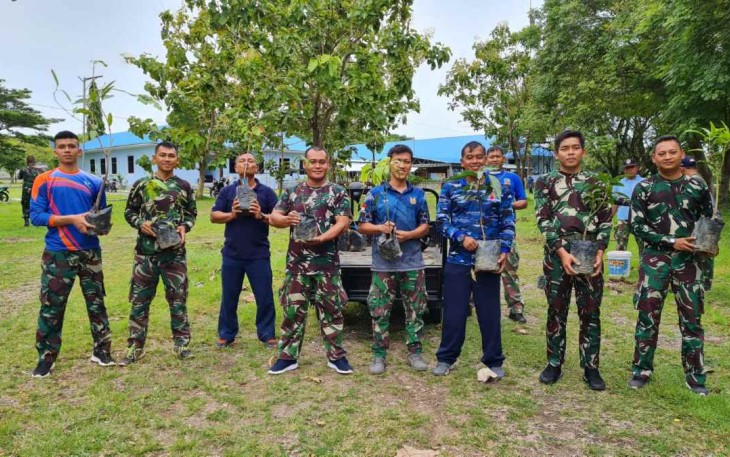 Penghijauan menanam tanaman buah di Lanud Maimun Saleh