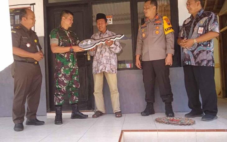 Dandim Pacitan saat menyerahkan kunci rutilahu rumah warga 