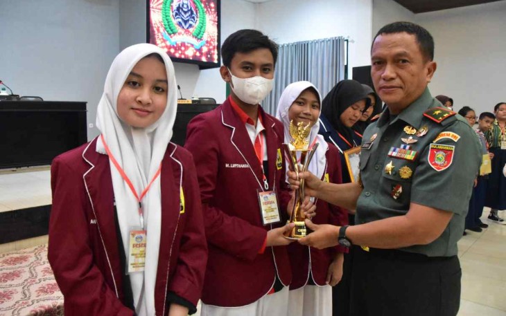 Danrem 091/ASN saat memberikan trophy juara lomba cerdas cermat