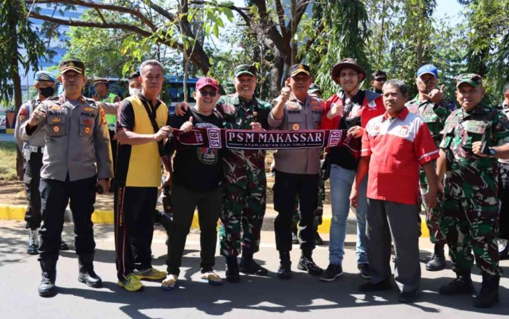 Pelepasan suporter PSMS dan Persija di Makassar