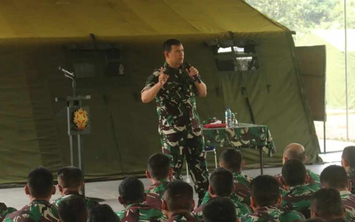 Pangdiv 2 Kostrad saat memberikan pengarahan 