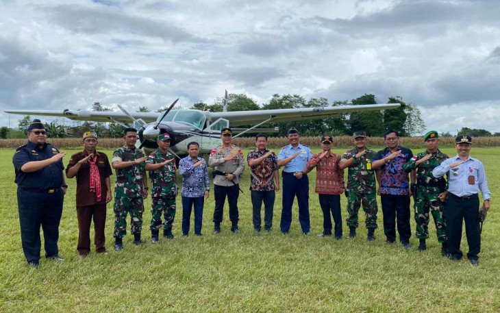 Foto bersama saat ujicoba landing penerbangan perintis di kabupaten Bengkayang 
