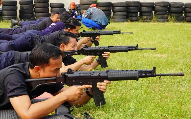 Latihan menembak awak kapal patroli KPLP 