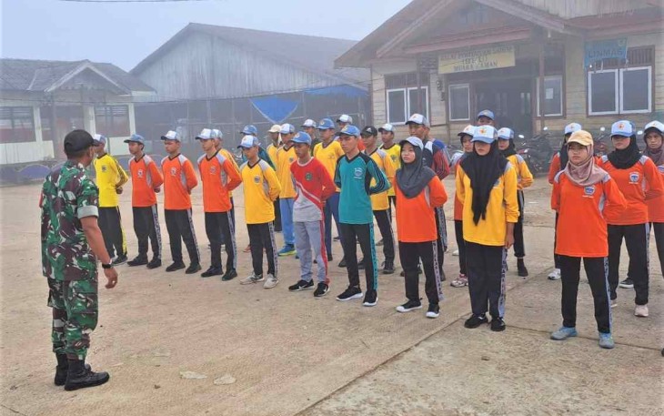 Serda Puji saat melatih anggota paskibraka 