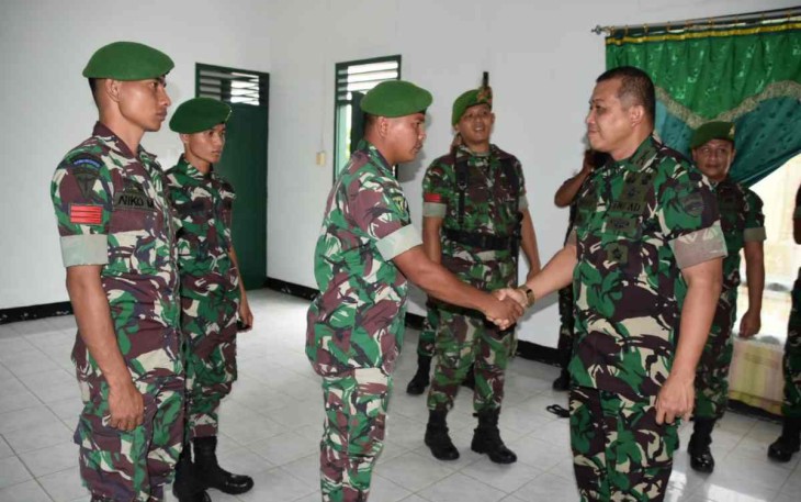 Danrem 023/KS saat bersalaman dengan prajuritnya di Yonif 123/Rajawali 