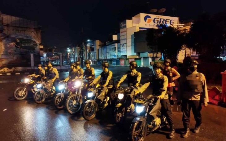 Polisi saat membubarkan kerumunan pengendara sepeda motor di Medan