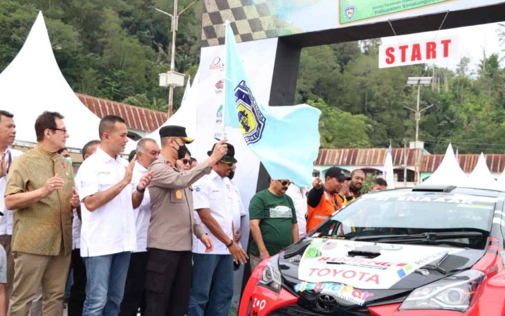 Wakapolda Sumut Brigjen Pol Dadang Hartanto saat melepas peserta rally