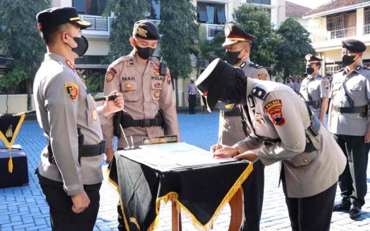 Kapolres Banjarnegara AKBP Hendro Yulianto saat pimpin sertijab Kabag SDM Kompol Nur'aini Rosyidah