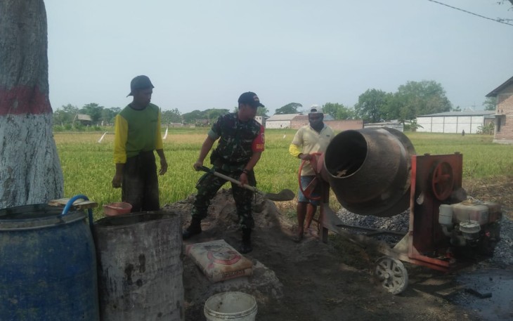 Serka Ketut berjibaku bersama warga binaanya membangun saluran irigasi