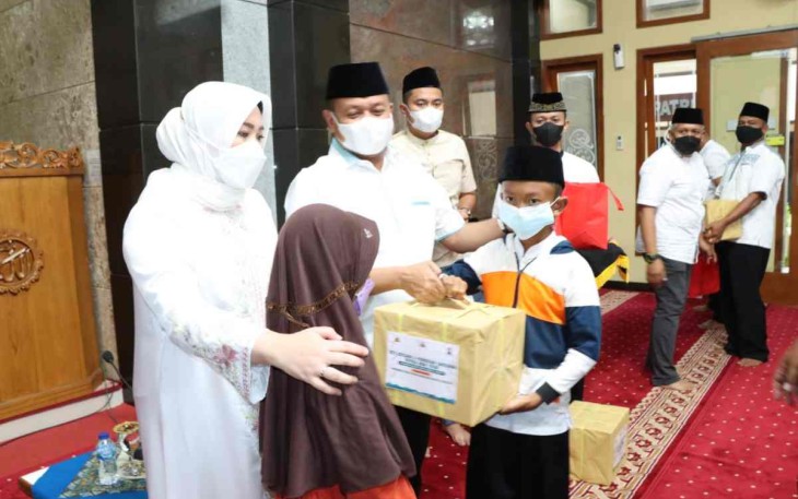 Kapolres Blitar Kota AKBP Argowiyono saat memberikan santunan anak yatim