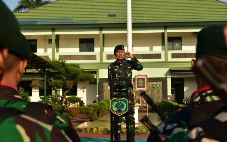 Danyonif 202/Tajimalela Mayor Inf Danang W saat memberikan jam komandan