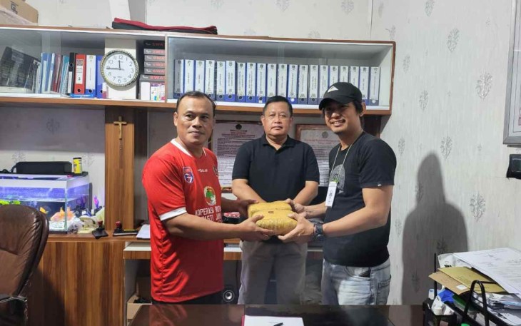 Kalapas Kelas II Pekanbaru Sapto Winarno saat menyerahkan barang bukti paket ganja ke personil Satnarkoba Polres Pekanbaru