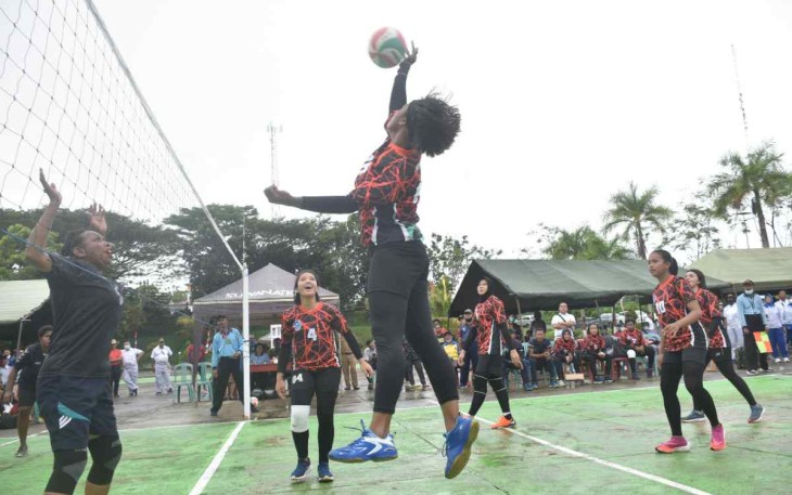Smash keras pemain Koarmada III menutup pertandingan dalam turnamen bola voli di Sorong