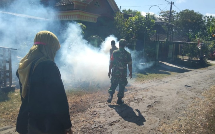 Serka Sutikno saat mendampingi Fogging di wilayah binaan 