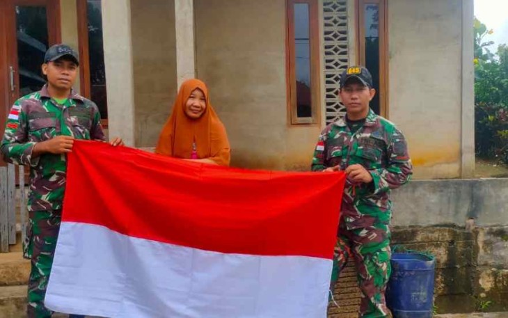 Distribusikan bendera merah-putih di perbatasan 