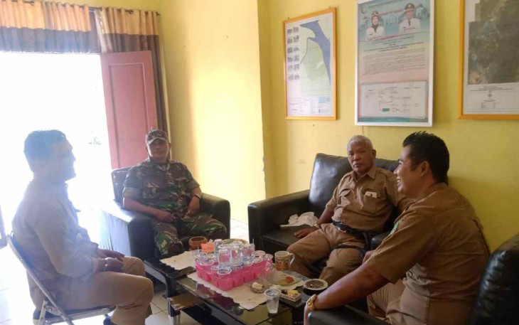 Sertu Ismanto saat bersama aparat kelurahan Sangasanga Muara