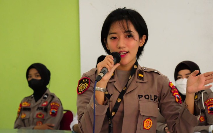 Polwan Polda Jateng saat kegiatan Polwan Goes to School di SMAN 3 Semarang
