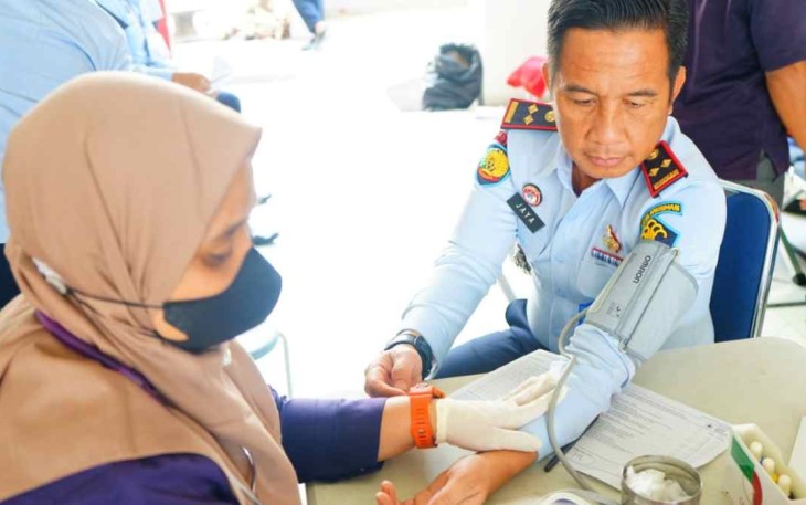 Kalapas Cilegon Sudirman Jaya saat mengikuti aksi donor darah