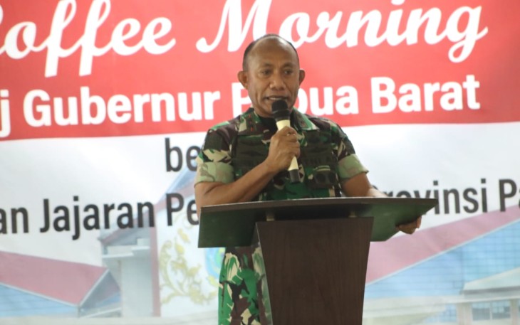 Pangdam Kasuari Mayjen TNI Gabriel Lema saat mberikan sambutan dalam coffee morning