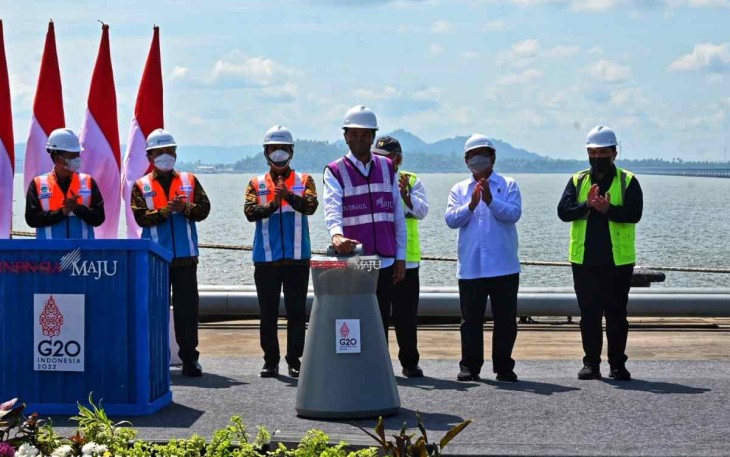 Presiden Jokowi saat meresmikan terminal Kijing pelabuhan Pontianak 