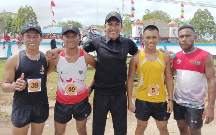 Wadanyon 410/Alugoro Mayor Inf Zulfani saat foto bersama prajuritnya di ajang lomba lari