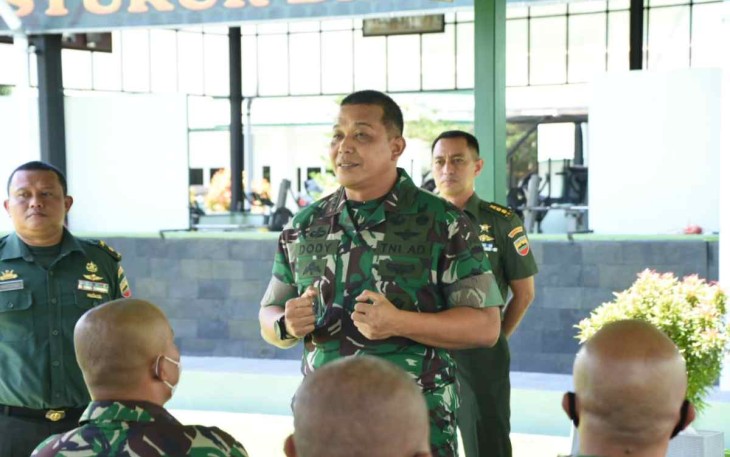 Danrem 023/KS Kol Inf Dodi Triwinarto saat memberikan motivasi prajuritnya 
